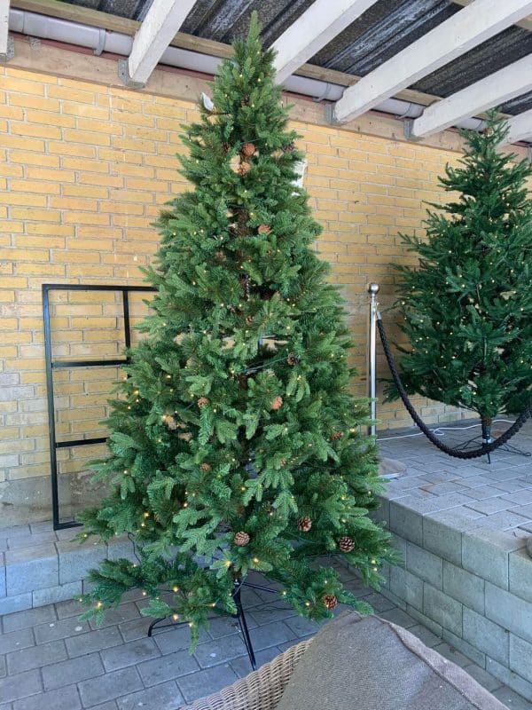 Juletræ h.240 cm m. 400 lED lys UDSTILLINGSMODEL, AFHENTES I BUTIK