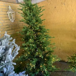 Juletræ smal, h.180 cm m. LED lys UDSTILLINGSMODEL, AFHENTES I BUTIK